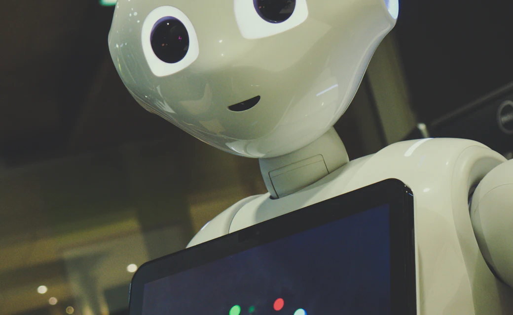 Robot de asistencia con pantalla táctil en funcionamiento.
