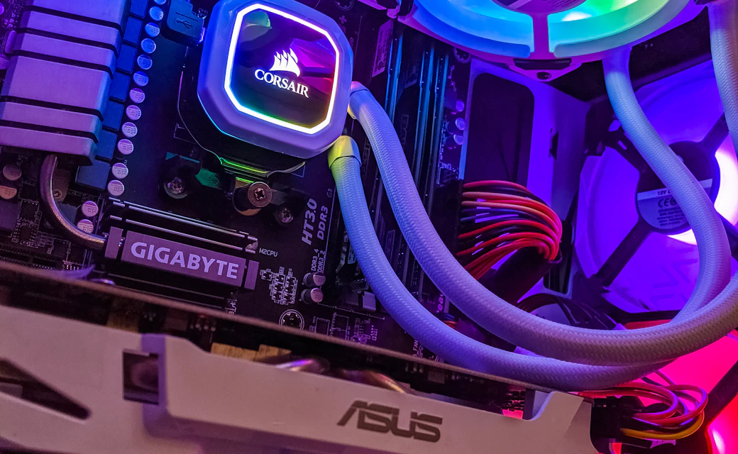 Componentes internos iluminados de un computador de escritorio.