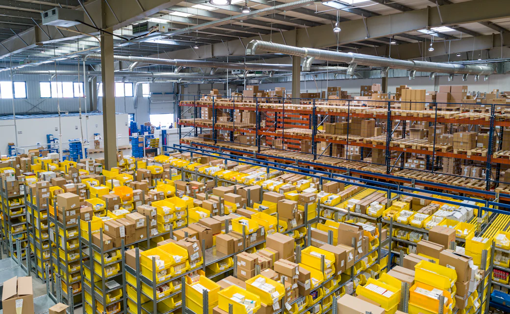 Centro logístico con estanterías y productos organizados.