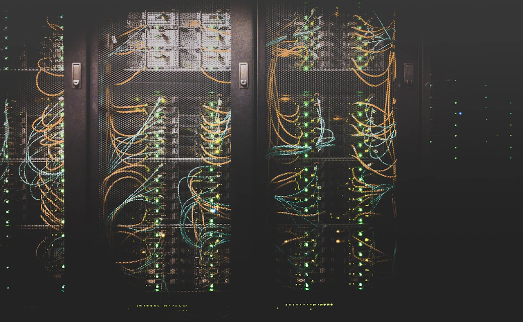 Gabinetes de servidores y cableado dentro de un centro de datos.